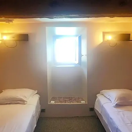 Chateau De Bed & Breakfast Paraza